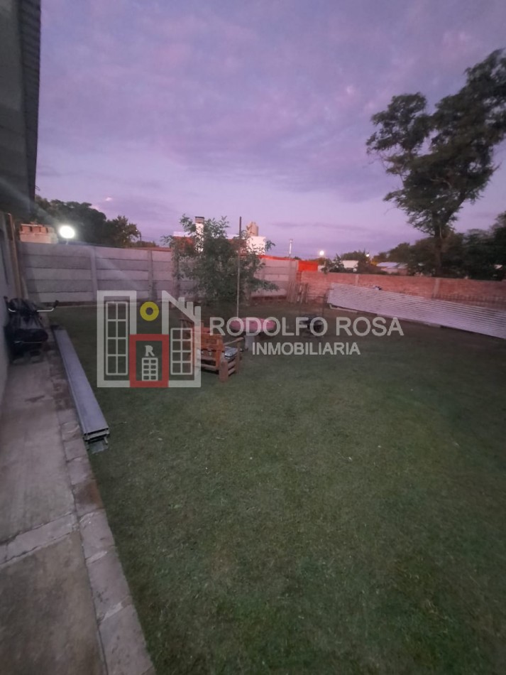 HERMOSA CASA DE DOS DORMITORIOS SOBRE CALLE DONATTI