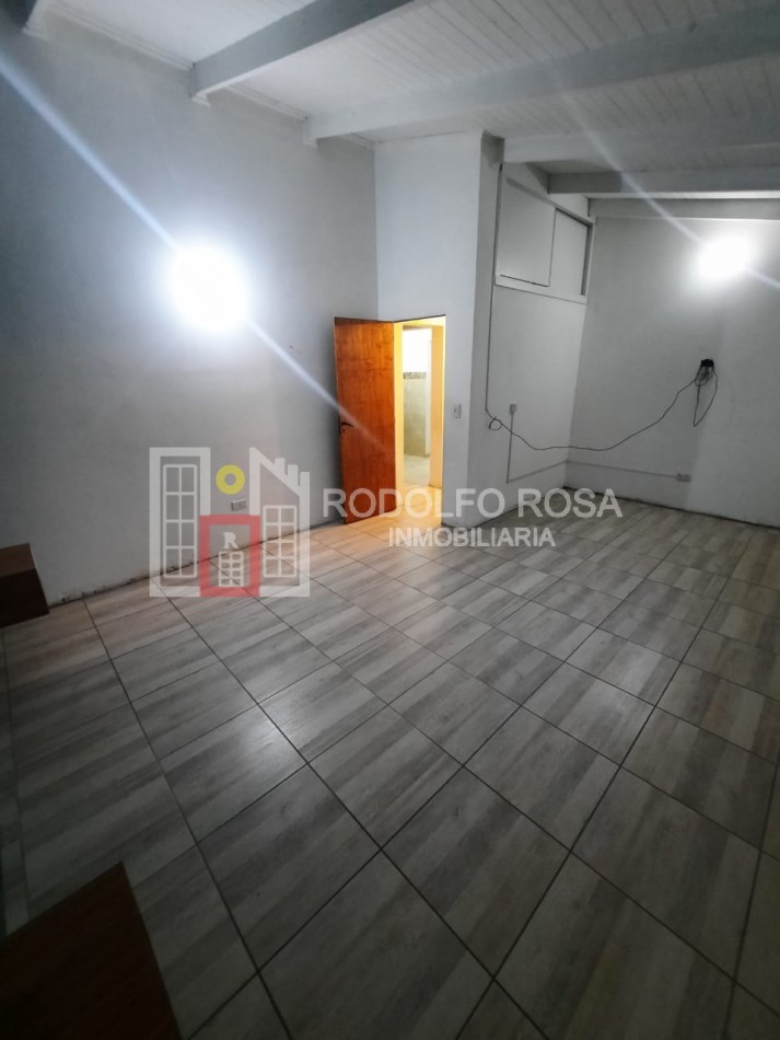 HERMOSA CASA DE DOS DORMITORIOS SOBRE CALLE DONATTI