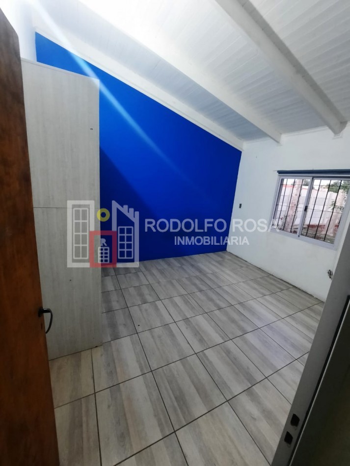 HERMOSA CASA DE DOS DORMITORIOS SOBRE CALLE DONATTI