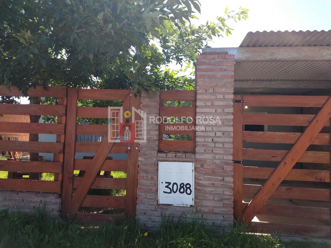 HERMOSA CASA DE DOS DORMITORIOS SOBRE CALLE DONATTI
