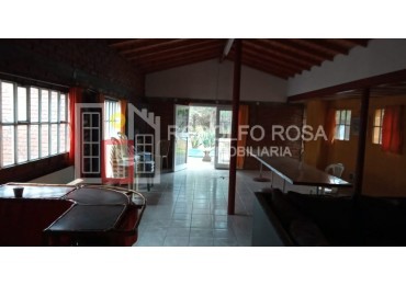 Casaquinta a la venta con 1800 m2 de terreno en esquina de Cayupan y Azurduy, Santa Rosa,, La Pampa